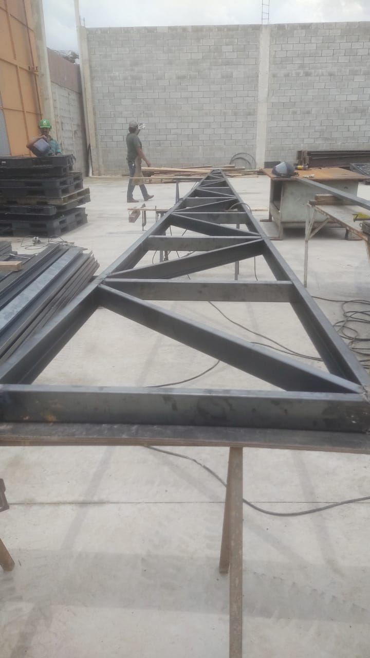 Estrutura metálica em fase de fabricação