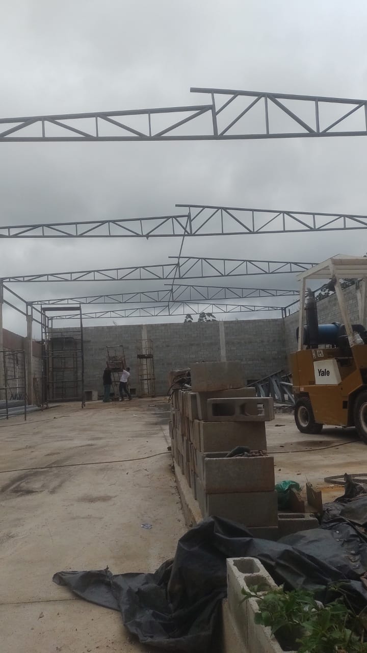 Mesa industrial com estrutura metálica e tampo em madeira